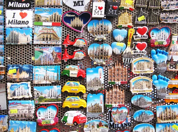 Magneti per turisti a Milano — Foto Stock