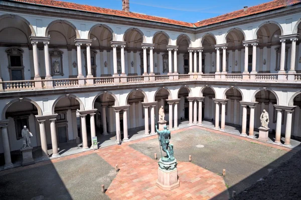 Pinacoteca di Brera iç avlusu
