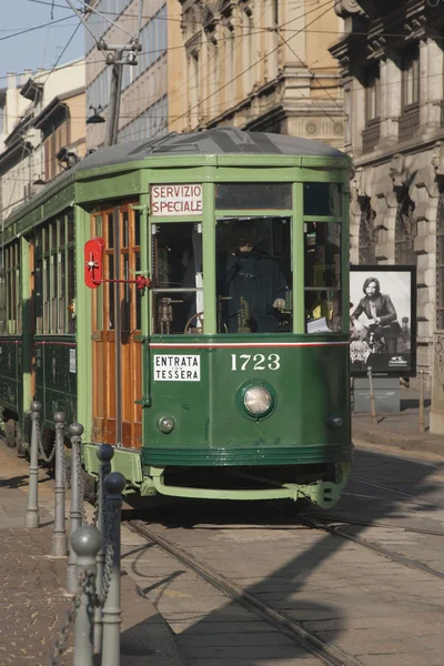 Velho bonde verde em Milão — Fotografia de Stock