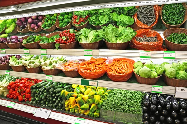 Vegetables on sale in a supermarket — Stock Photo, Image