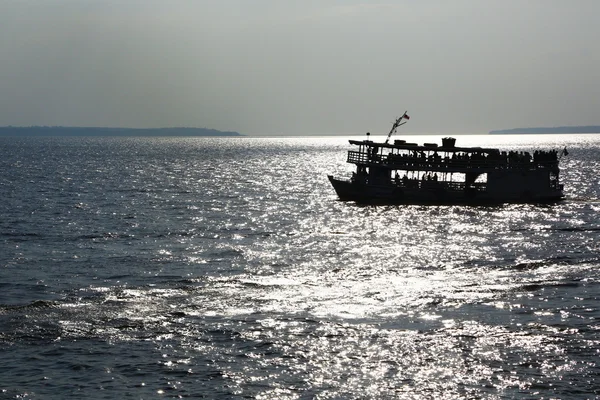 Ferry in achtergrondverlichting op Rio Negro — Stockfoto