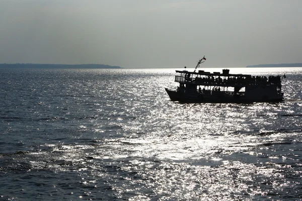 Fähre im Gegenlicht auf Rio Negro — Stockfoto