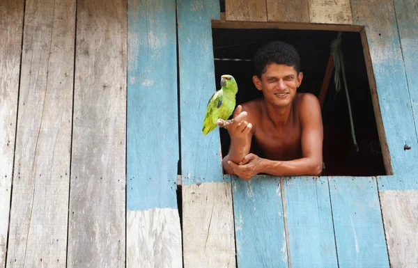 Jovem brasileiro e seu papagaio — Fotografia de Stock