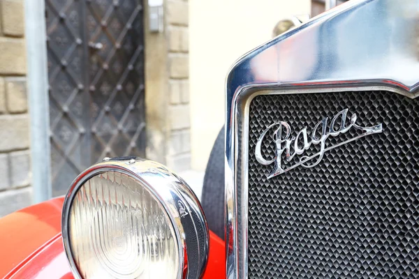 Prague écrit sur le radiateur de la vieille voiture — Photo