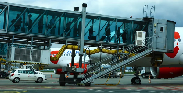 Passagiere steigen auf dem Prager Flughafen in ein Flugzeug — Stockfoto