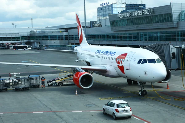 Самолет Czech Airlines в аэропорту Праги — стоковое фото