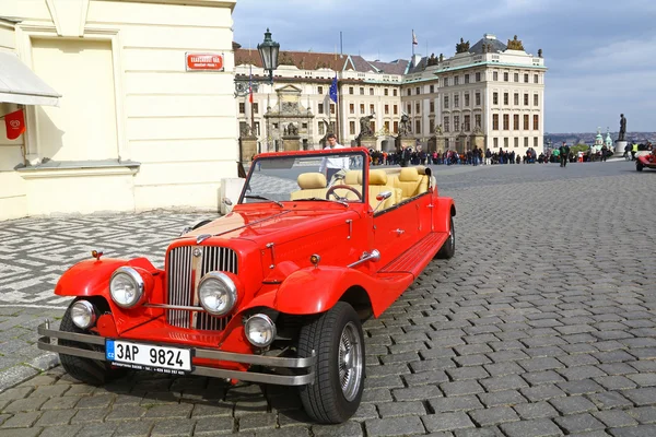 Vintage voiture rouge Image En Vente