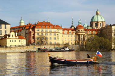 Vltava Nehri üzerinde tekne yelken