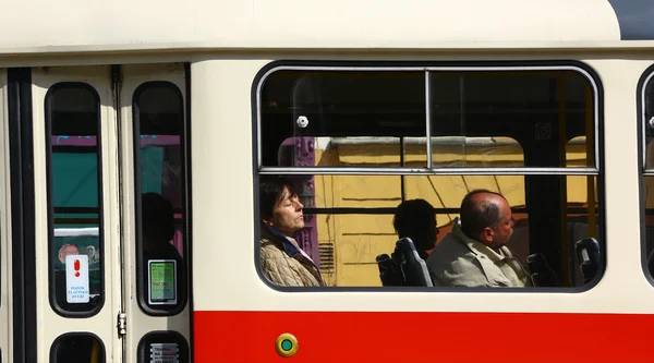 Menschen in einer Straßenbahn in Prag — Stockfoto