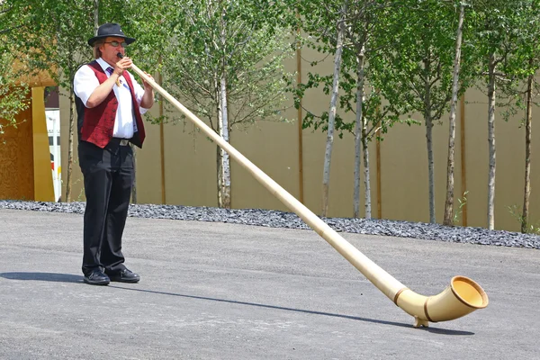 Expo 2015 yılında Alphorn oynayan adam