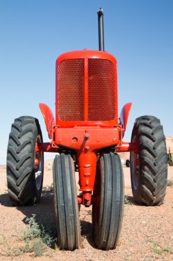 eski kırmızı traktör