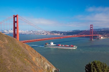 Golden Gate ve kargo geçen aşağıdaki gemi