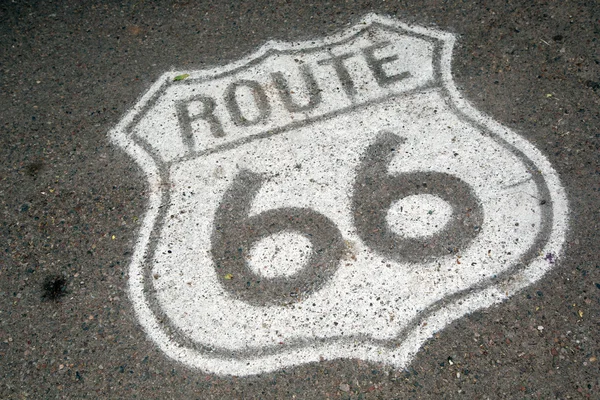 Symbol der Route 66 auf Asphalt gemalt — Stockfoto