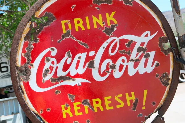 Oude & roestig Coca Cola teken — Stockfoto