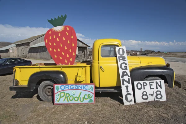 Vintage Pickup und Erdbeere — Stockfoto