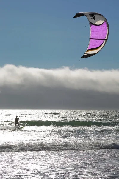 Kitesurfer on the wave in backlight — Stock Photo, Image