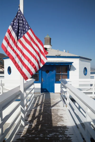 Píer de Malibu e bandeira americana — Fotografia de Stock