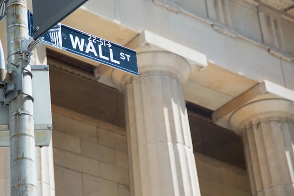 Wall Street signo & columnas —  Fotos de Stock