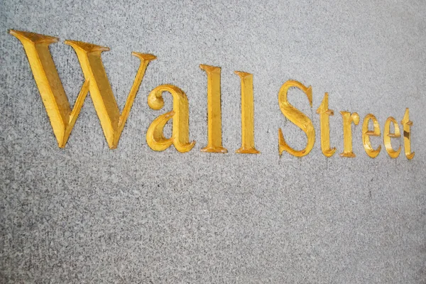 ウォール街の記号が金色に塗られ — ストック写真