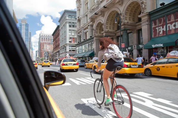 Young woman biking in Manhattan — Stock Photo, Image