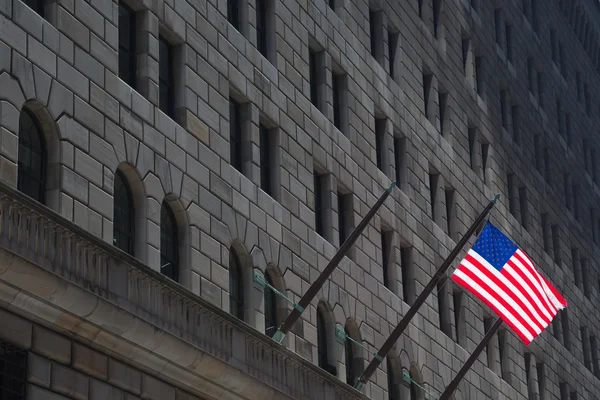 Edifício da Reserva Federal & Bandeira Americana — Fotografia de Stock