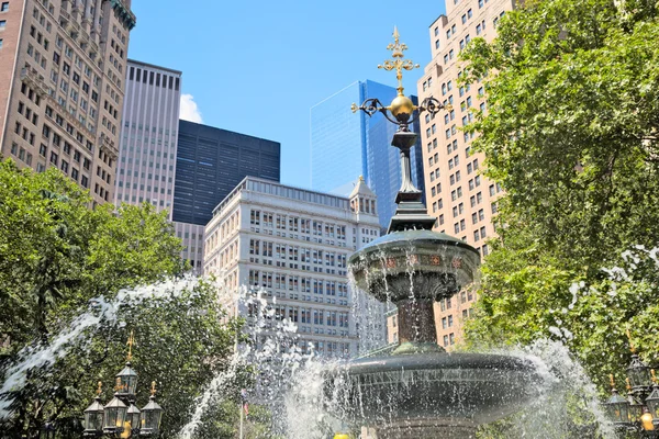 Fountain and buildings in Manhattan — Stock Photo, Image