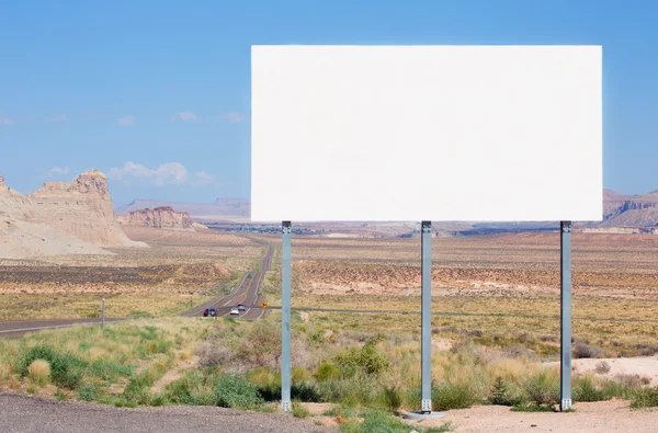 Panneau d'affichage vierge signe par autoroute vide — Photo
