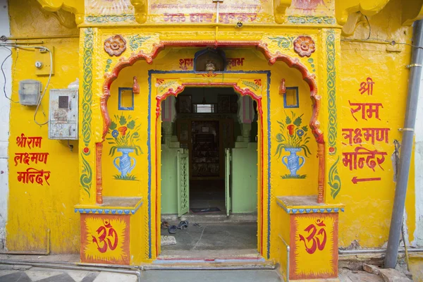 Entrada colorida del templo hinduista — Foto de Stock