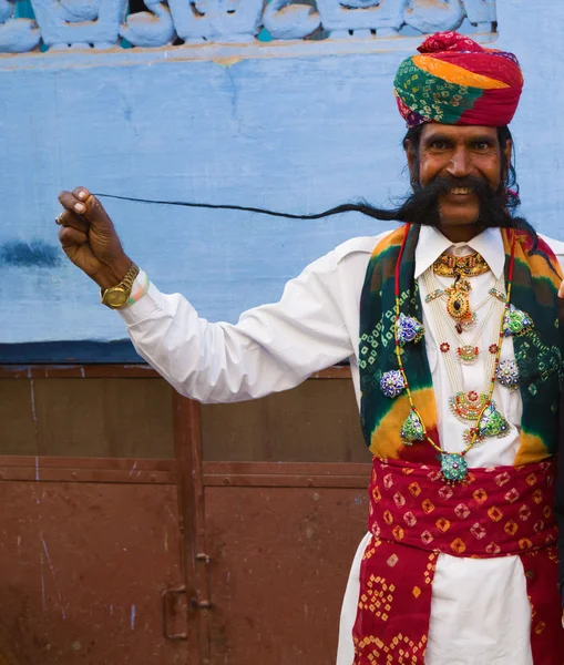 Indianer und seine sehr langen Schnurrbärte — Stockfoto