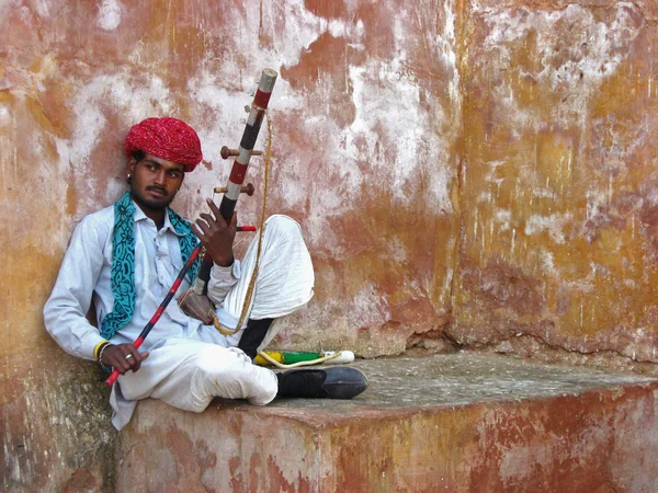 Indianer mit typischem Musikinstrument — Stockfoto