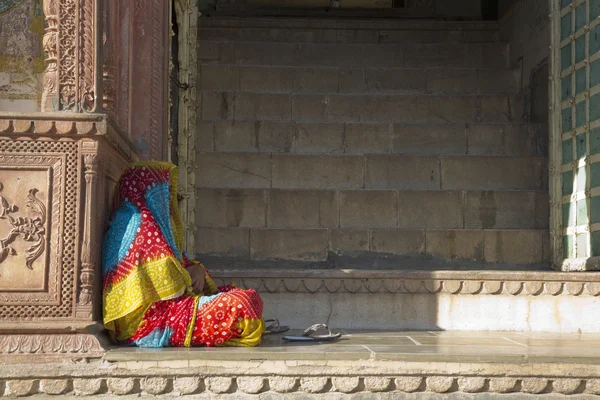 Сидящая индийская женщина в красочном сари — стоковое фото