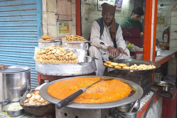 Straßenhändler mit gebratenem Essen — Stockfoto