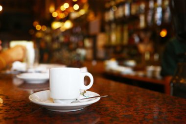 üzerinde kahve fincanı bar counter
