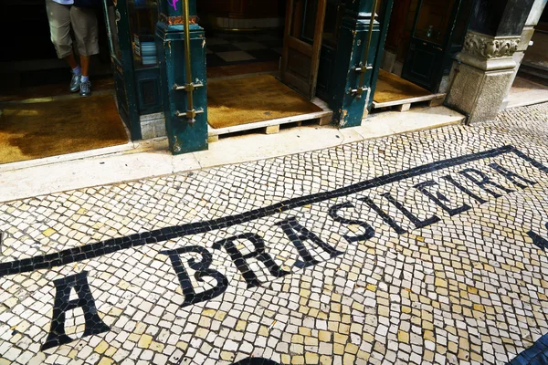 Bodenschild des Cafés a brasileira — Stockfoto