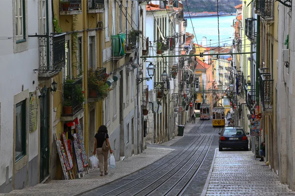Schöne alte straße in Lissabon — Stockfoto