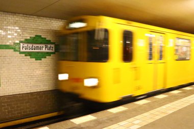 Potsdamer istasyona gelen metro treni