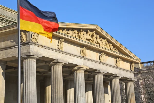 Bundestag und Deutschlandfahne — Stockfoto