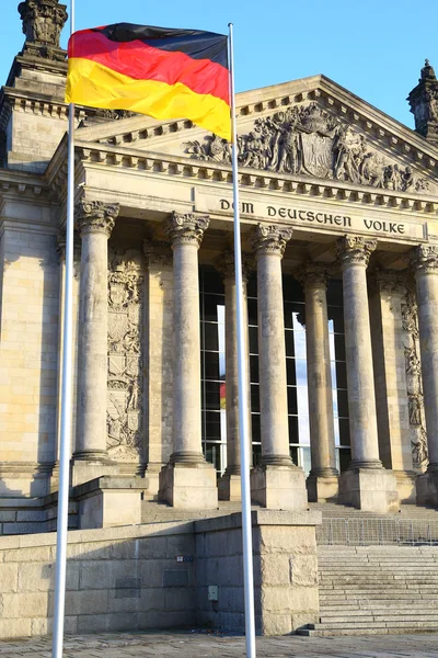 Bundestag och tyska flaggan — Stockfoto