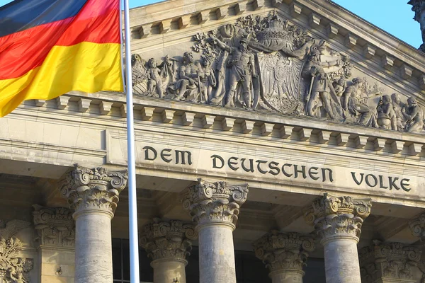 Bundestag com bandeira alemã — Fotografia de Stock