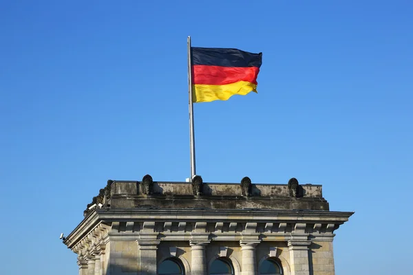 Tysk flagga vajande på Bundestag — Stockfoto