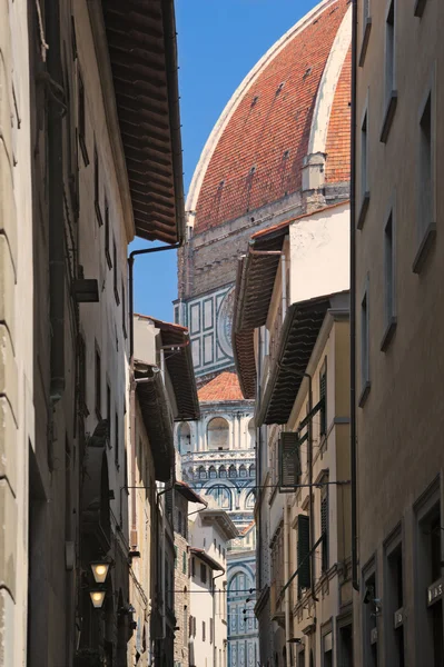 Narrow alley and dome of Duomo — Stock Photo, Image