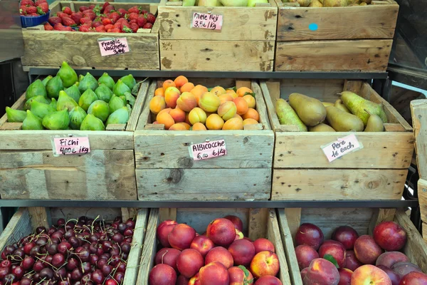 Frutas de verano italianas multicolores en cajas de madera áspera —  Fotos de Stock