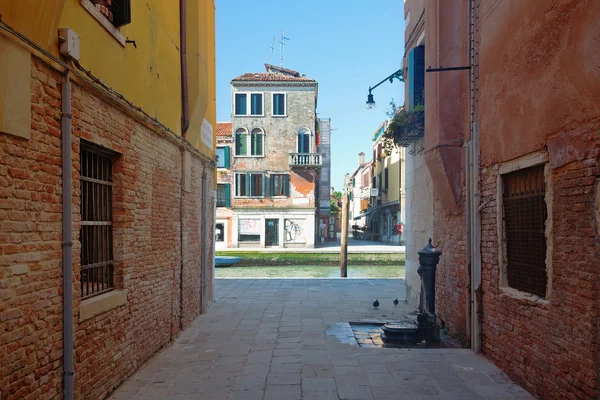 Beco e canal em Veneza — Fotografia de Stock