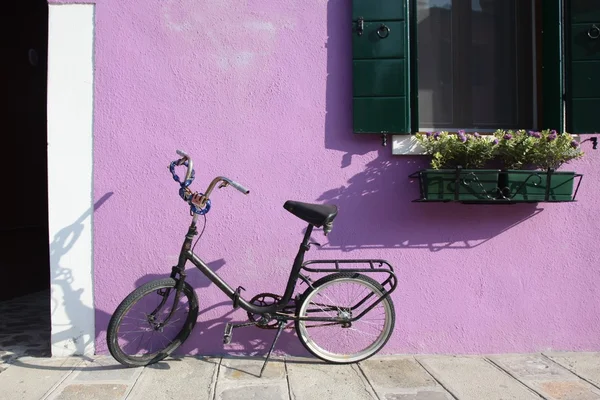 紫の壁に黒い自転車 — ストック写真