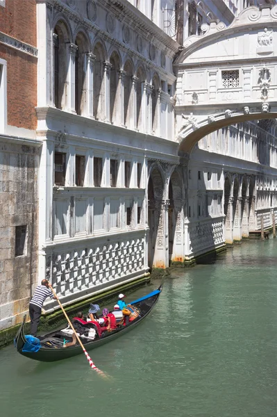 Gondola e Ponte dei Sospiri — Foto Stock
