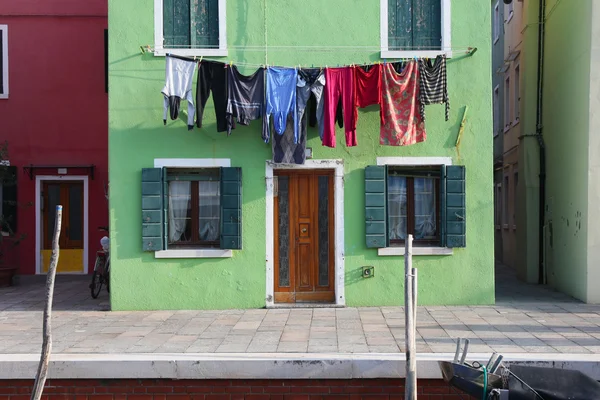 Zielony dom w Burano — Zdjęcie stockowe