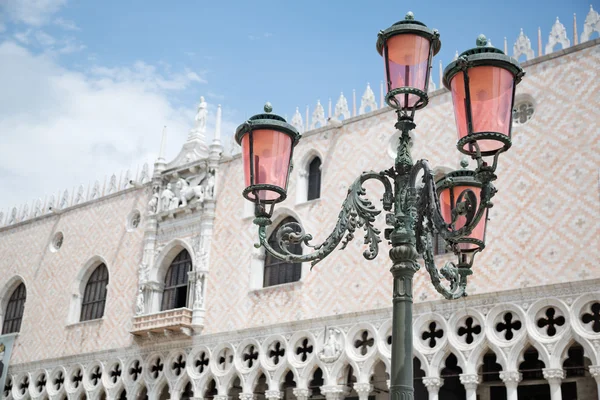 Lamplight and Doge 's palace — стоковое фото