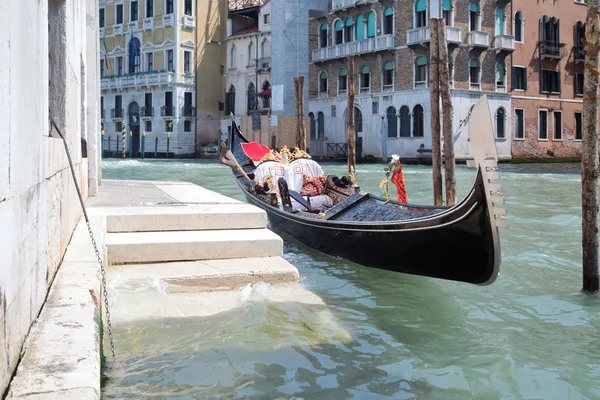 Afgemeerd gondel in Canal Grande — Stockfoto