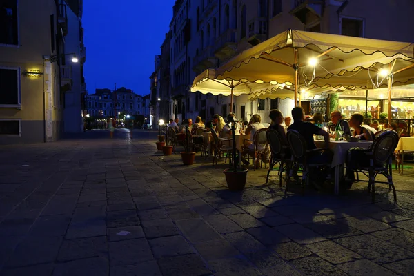 Люди едят на открытом воздухе в Венеции — стоковое фото