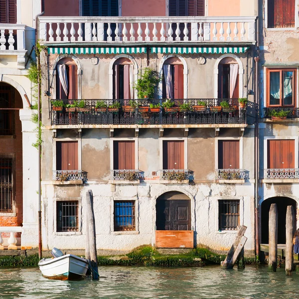 Maison carrée sur Canal Grande — Photo